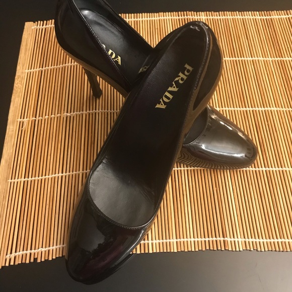 💯PRADA classic black patent leather pump in EUC! - Picture 2 of 7